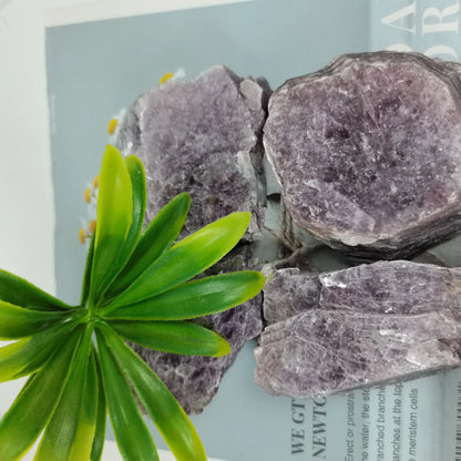 1 peça de fatia de cristal de lepidolita natural, pedras de rocha mãe ziyun ásperas, espécime luminoso, mica roxa para decoração