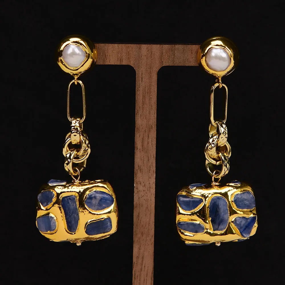 Pendientes colgantes de perlas blancas con grandes cuentas rectangulares con borde dorado y cianita azul natural GG