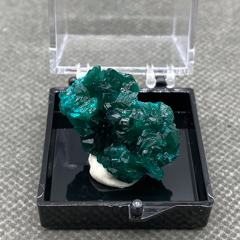 100% Natural Congo green Dioptase Mineral specimen stones and crystals quartz + box size:35*35*35mm