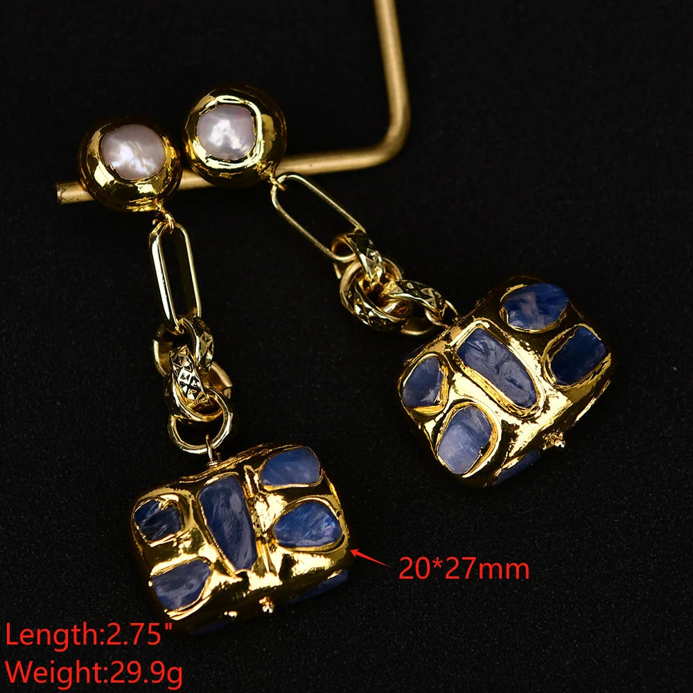 Pendientes colgantes de perlas blancas con grandes cuentas rectangulares con borde dorado y cianita azul natural GG