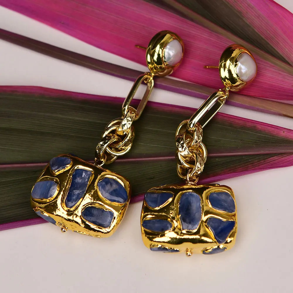 Pendientes colgantes de perlas blancas con grandes cuentas rectangulares con borde dorado y cianita azul natural GG