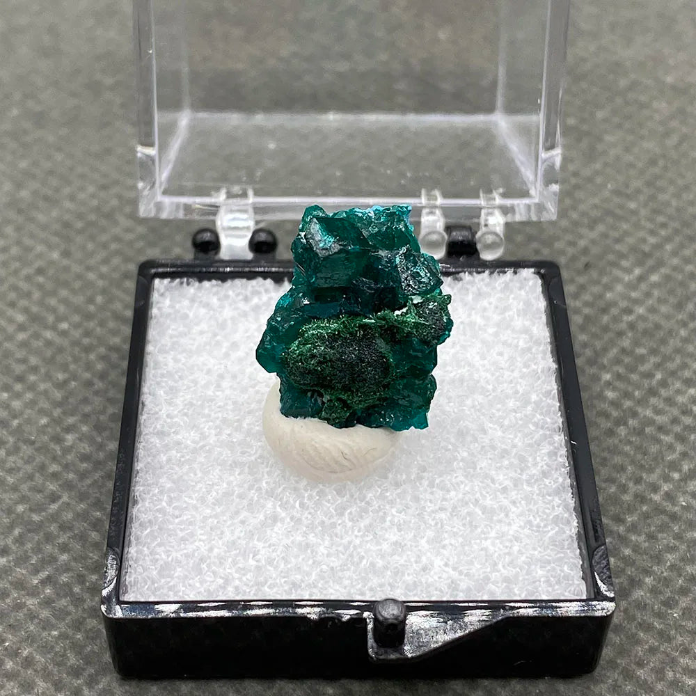 100% Natural Congo green Dioptase Mineral specimen stones and crystals quartz + box size:35*35*35mm