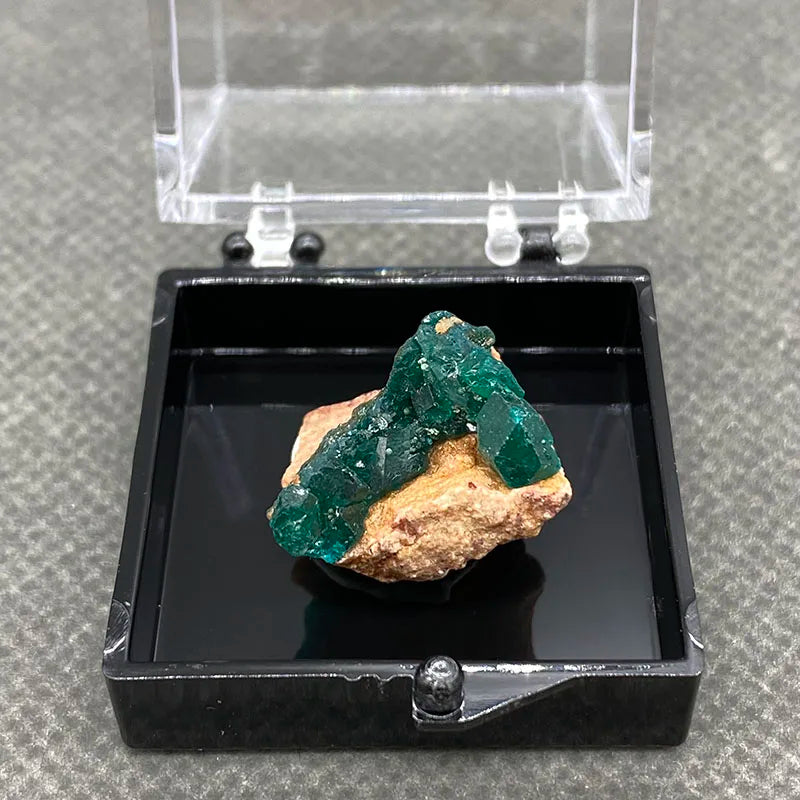 Piedras y cristales de cuarzo de dioptasa verde del Congo 100 % naturales + caja tamaño: 35 x 35 x 35 mm