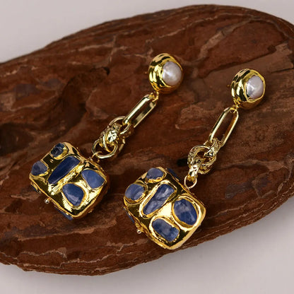 Pendientes colgantes de perlas blancas con grandes cuentas rectangulares con borde dorado y cianita azul natural GG